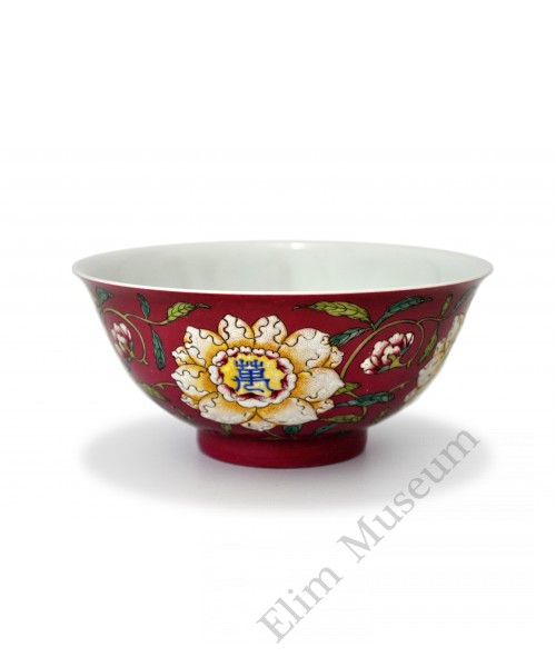 1389  A Yong-Zheng red-ground Falancai bowl